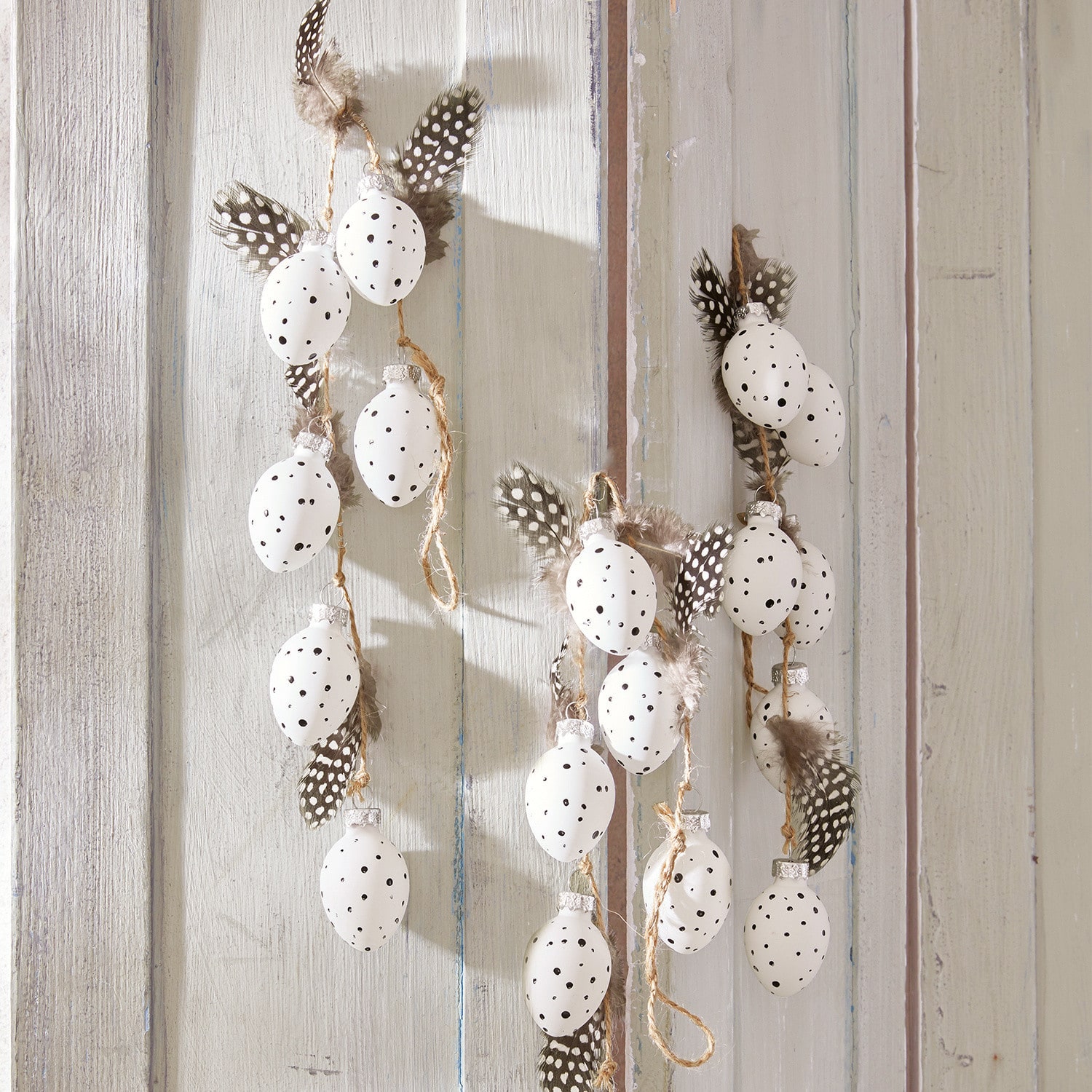 Set di 3 ghirlande Prina Ghirlanda decorativa con uova bianche a pois neri e piume su legno chiaro, decorazione primaverile