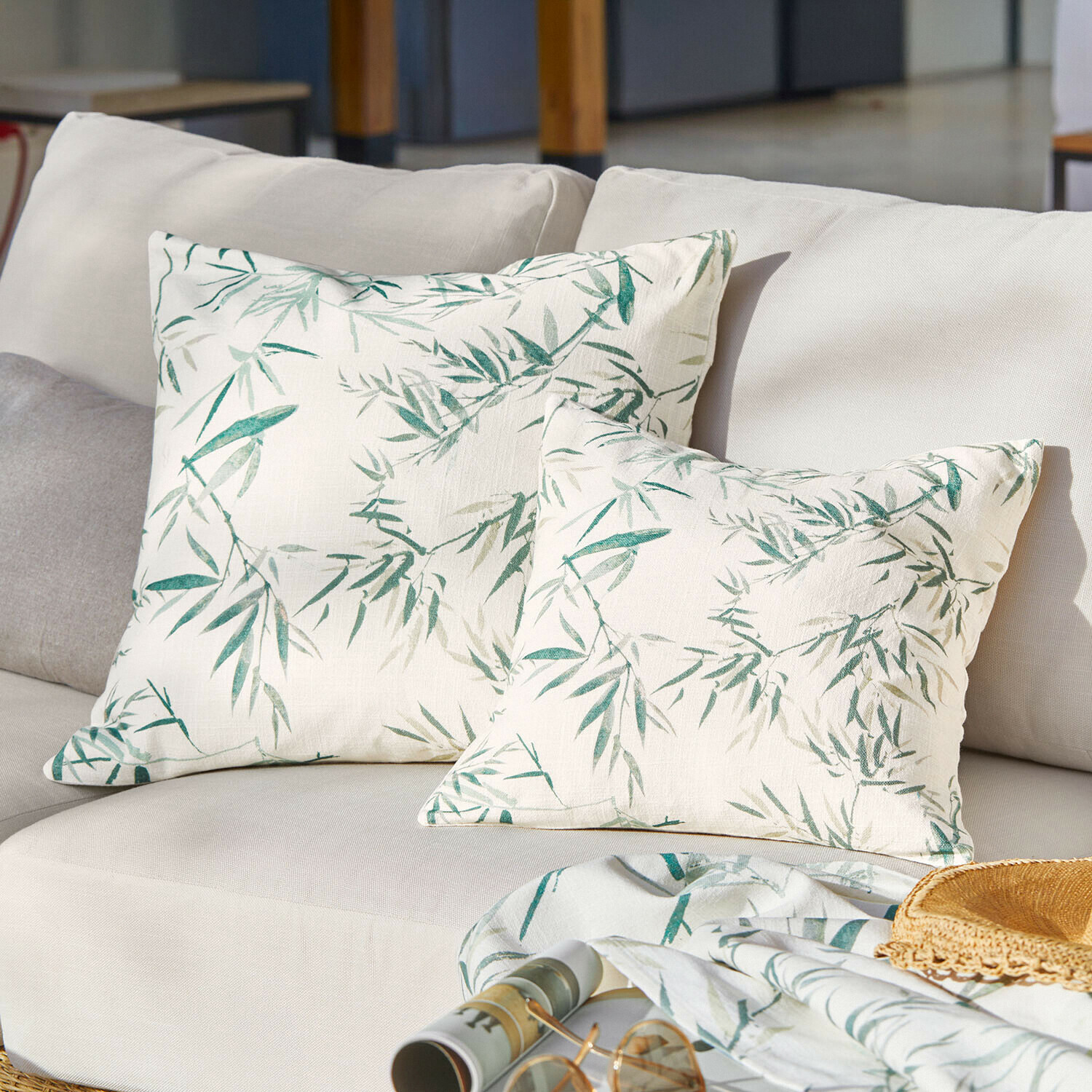 Coppia di copricuscini Clarisa Set di cuscini in cotone crema con motivo foglie verdi per arredamento elegante del soggiorno