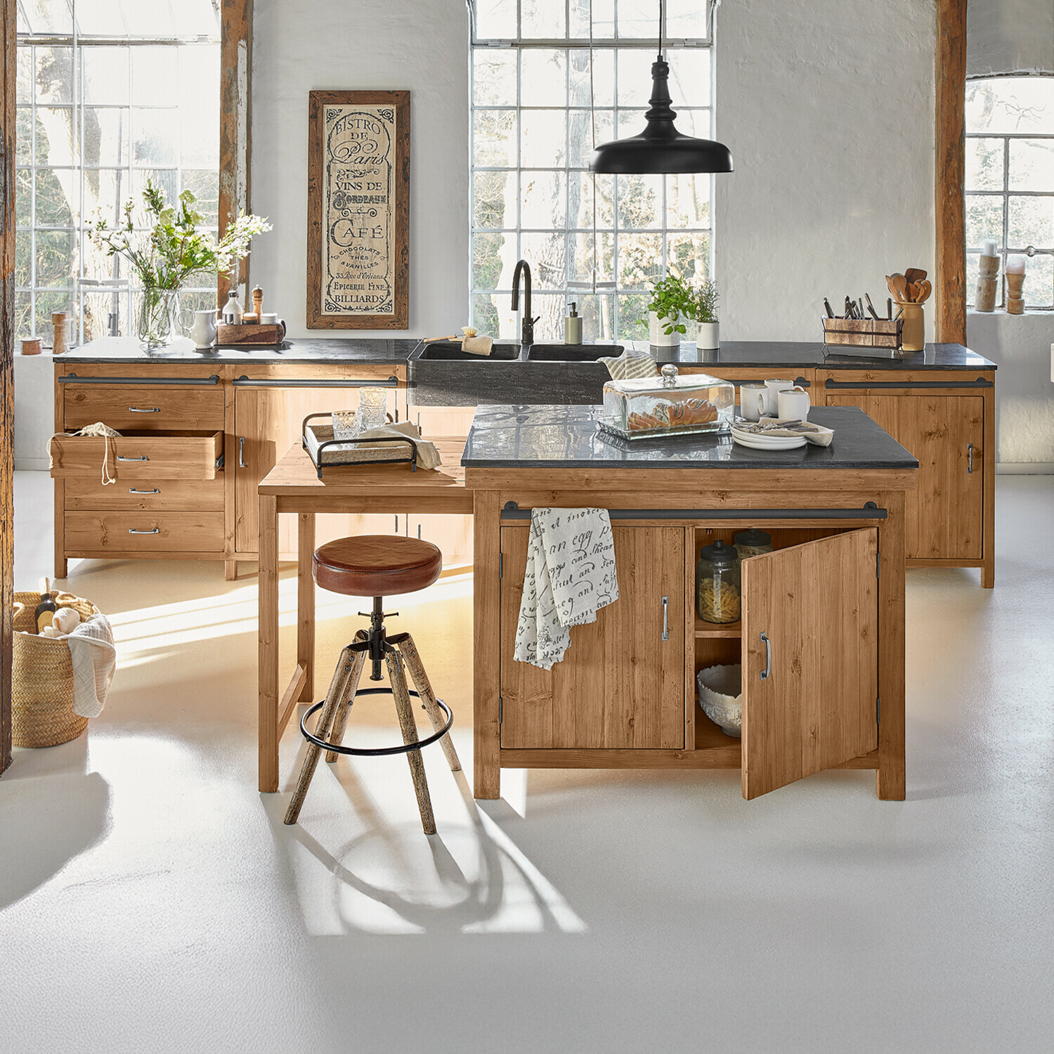 Set di 4 mobili da cucina Sunnybrook Cucina con mobili in legno chiaro e piano nero, sgabello e decorazioni luminose