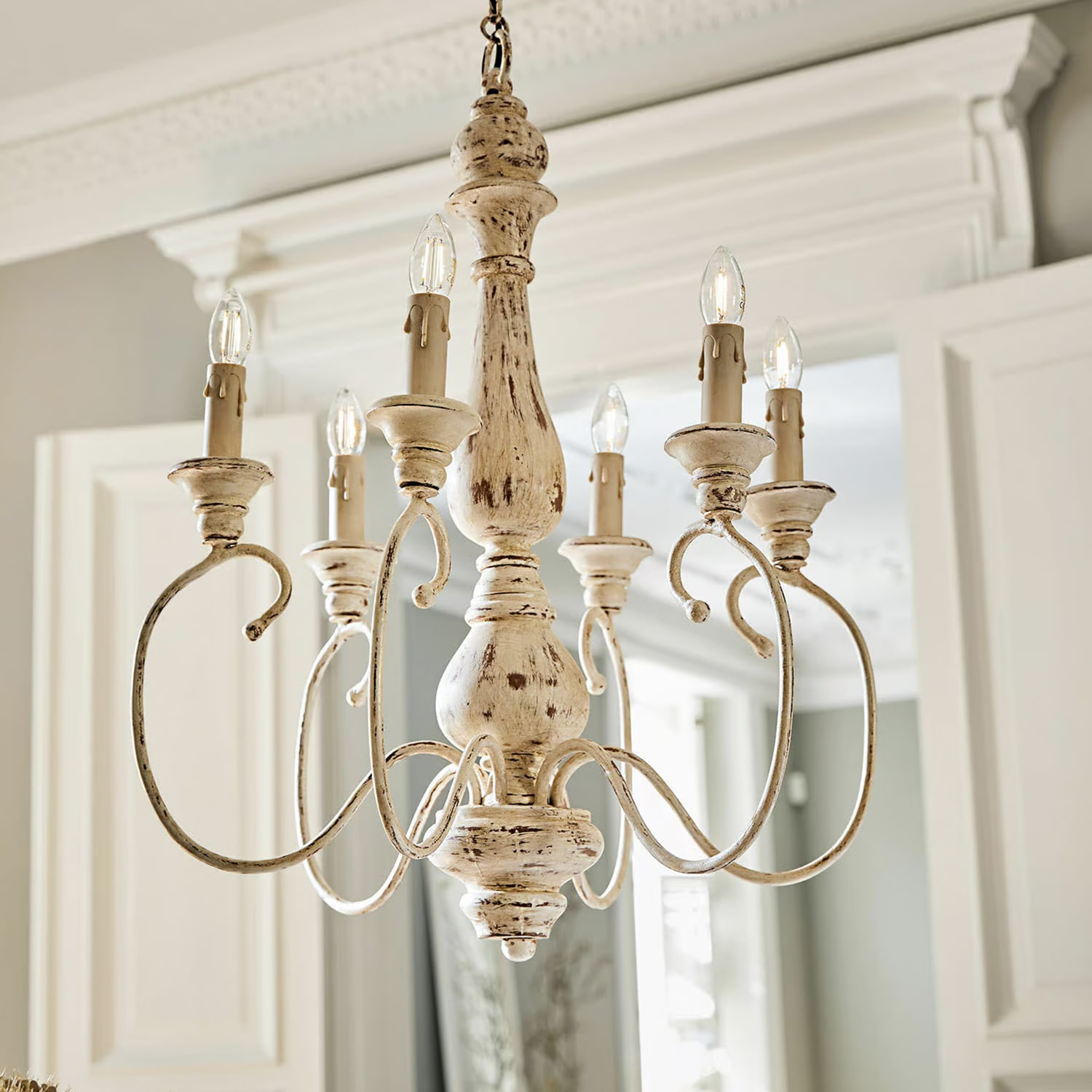 Lampadario vintage con sei lampadine, metallo effetto legno bianco invecchiato, illuminazione decorativa per interni