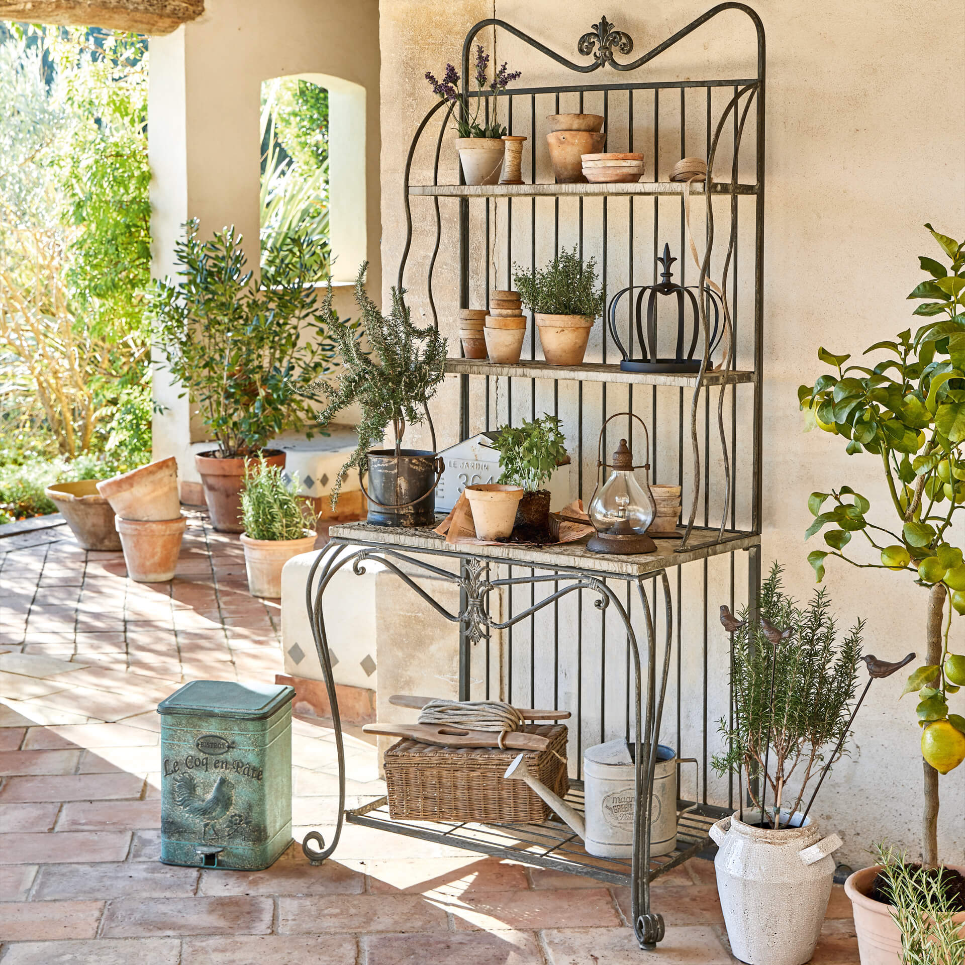 Scaffale da giardino in metallo con vasi in terracotta, pratico per riporre attrezzi e piante