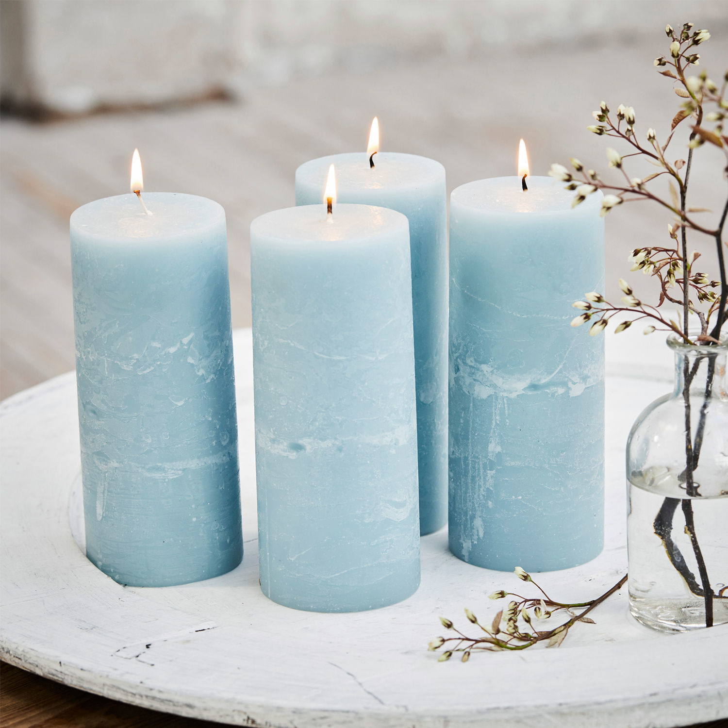 Set di 4 candele Homel Set di quattro candele blu in cera su vassoio bianco con ramo decorativo fiorito