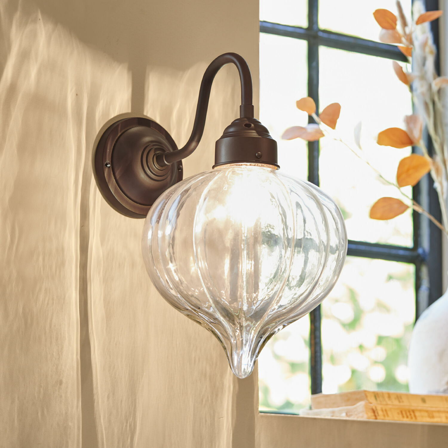 Lampada da parete Baisse Applique da parete in vetro trasparente con supporto in metallo marrone per illuminazione interna