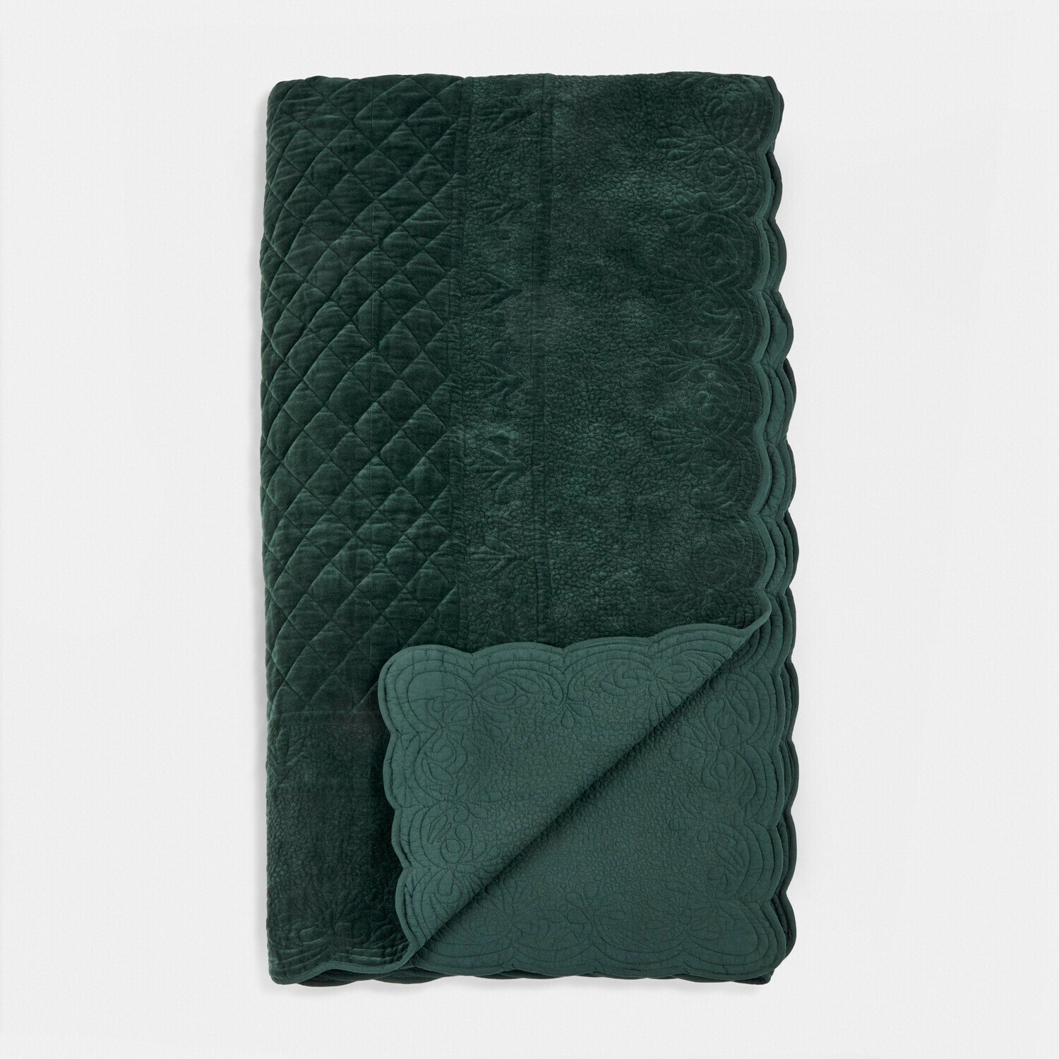 Trapunta Lunévois Coperta verde trapuntata in materiale morbido con motivo decorativo e bordo ondulato