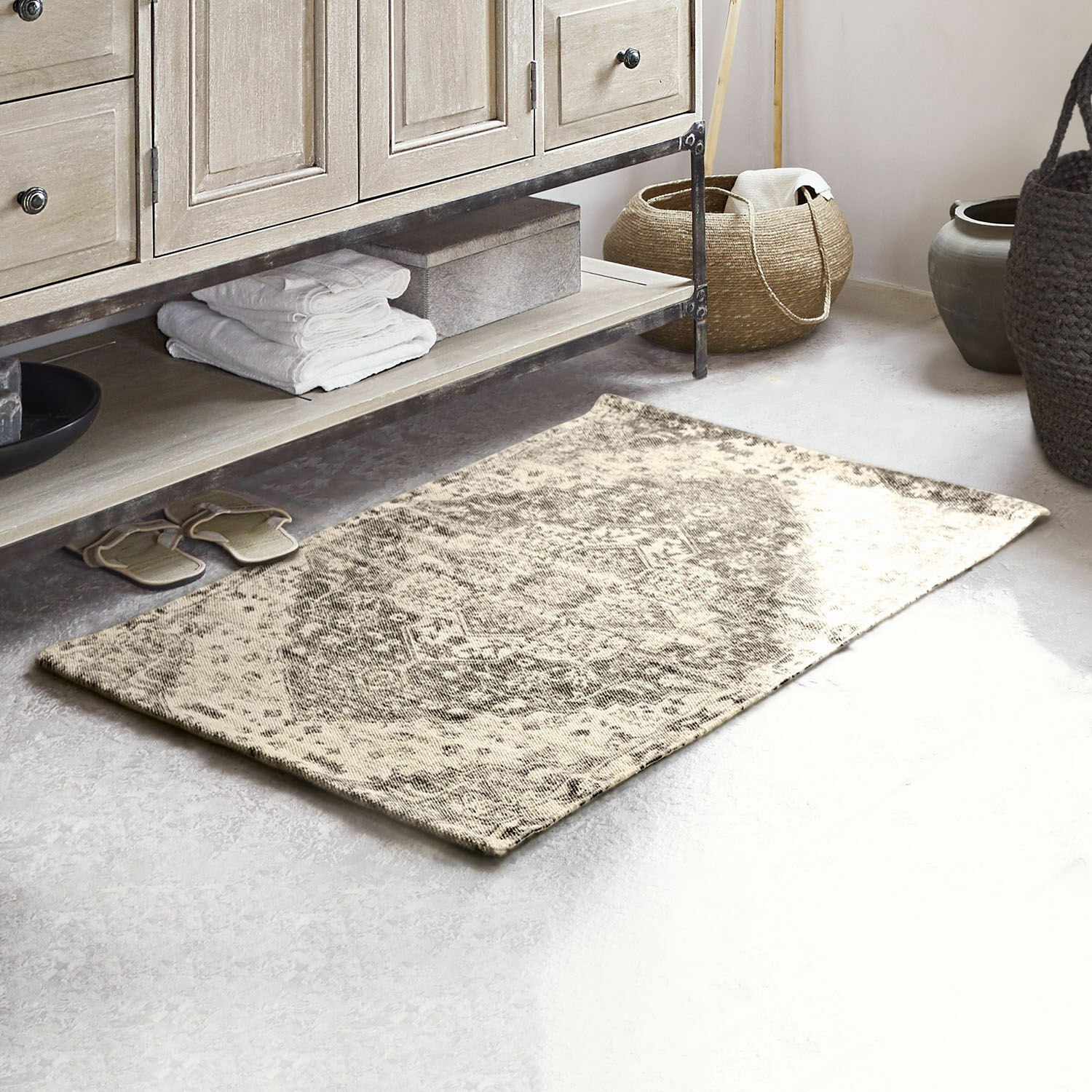 Scendibagno Davis Tappeto beige con motivo geometrico in stile naturale su pavimento chiaro in soggiorno