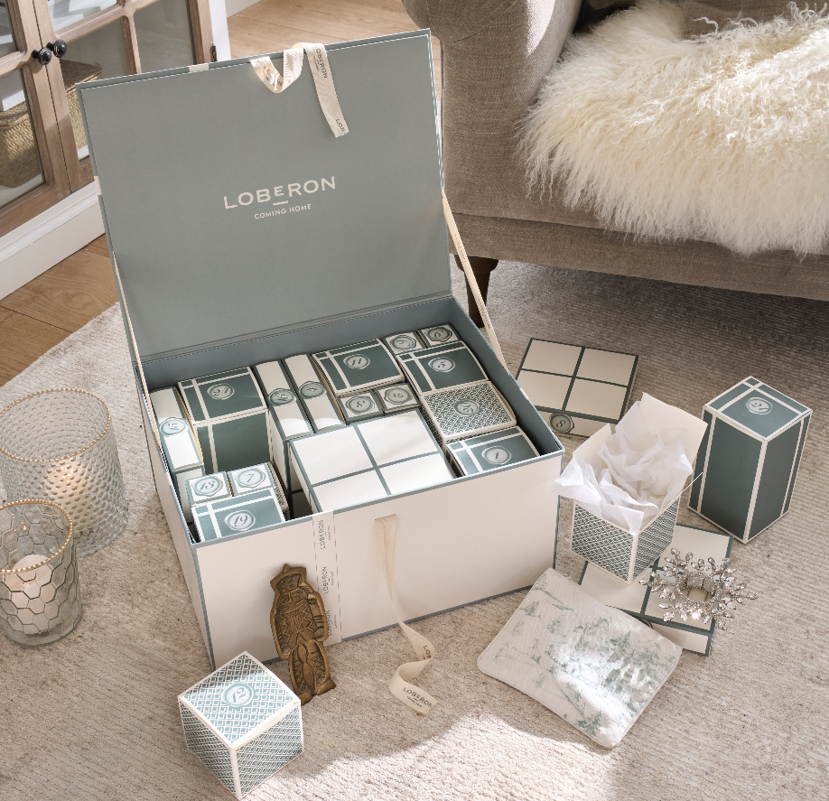 Scatola decorativa del calendario dell’Avvento aperta di LOBERON con scatoline regalo numerate e accessori natalizi